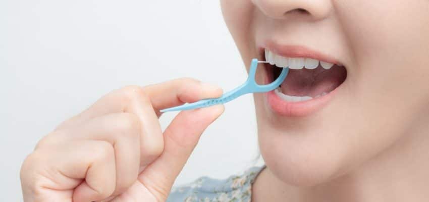 خيط تنظيف اسنان